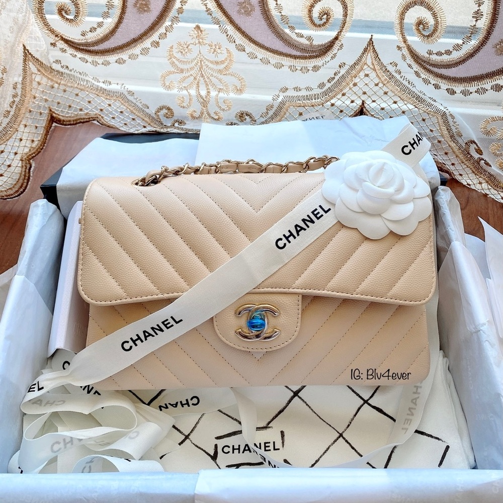 ❤️SOLD❤️Chanel 21s Chevron Beige Classic Small